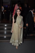 Karisma Kapoor at Abhinav & Ashima Shukla wedding reception in Taj Land_s End, Bandra, Mumbai on 16th Dec 2012 (44).JPG